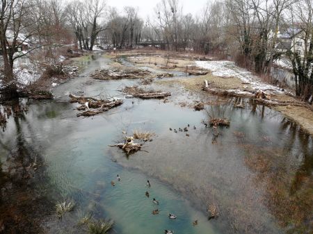Altenau in ihrem ursprünglichen Bett in Kirchborchen. Entstanden ist eine Auenlandschaft